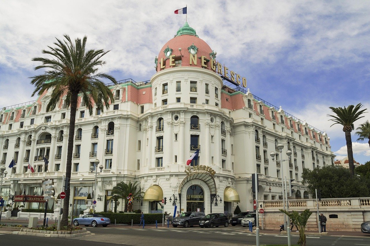 découvrez le negresco, un emblématique hôtel de luxe situé sur la promenade des anglais à nice, offrant un mélange parfait d'élégance historique et de confort moderne. profitez d'une expérience inoubliable dans cet incroyable monument, symbole de la côte d'azur.