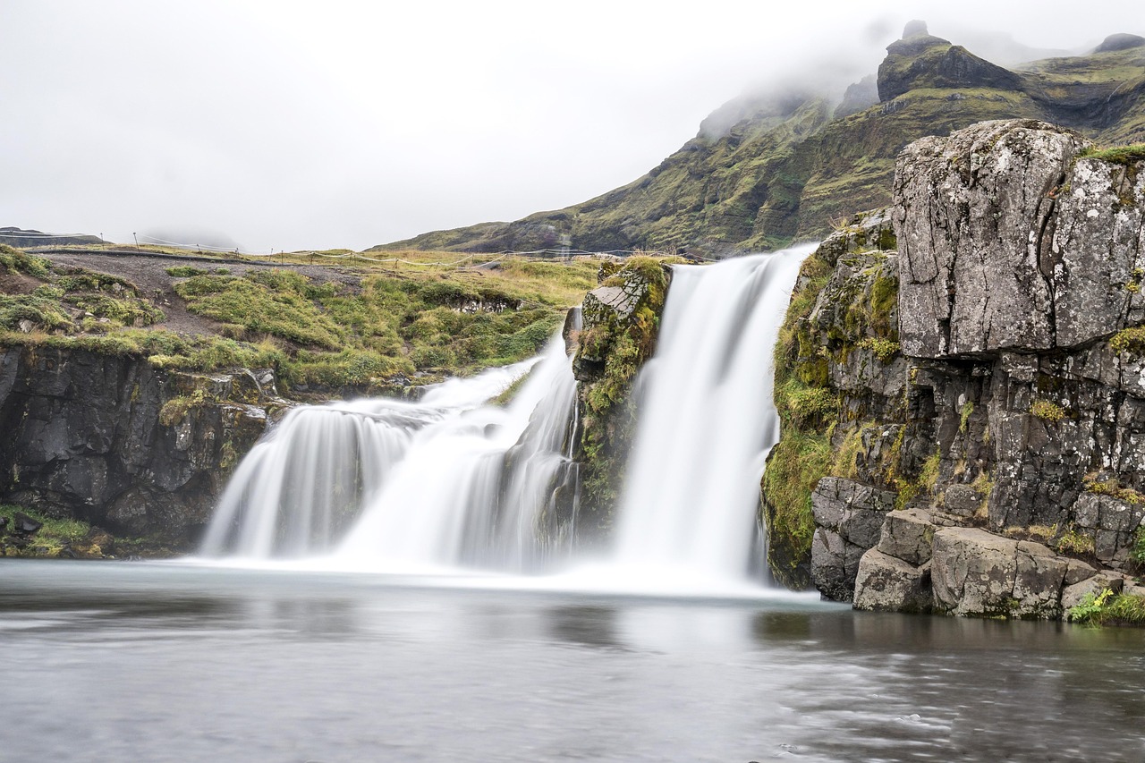 partez à l'aventure en islande et découvrez des paysages époustouflants, des volcans, des geysers et des aurores boréales. préparez votre voyage inoubliable au cœur de la nature sauvage islandaise.