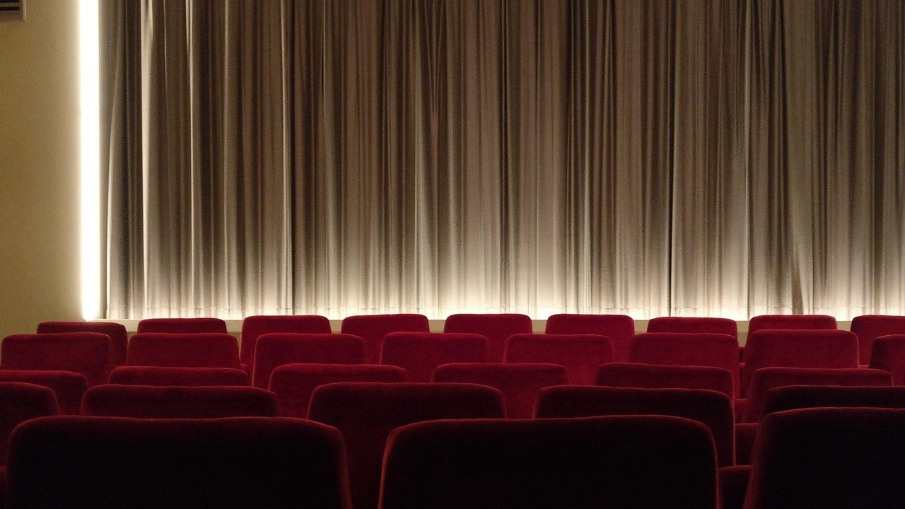 découvrez l'expérience unique du cinéma en plein air : profitez de vos films préférés sous les étoiles dans une ambiance conviviale et détendue. parfait pour les soirées d'été en famille ou entre amis!