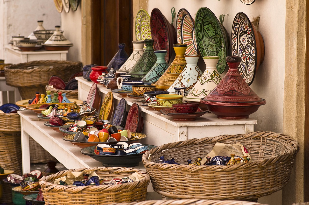découvrez le maroc, un pays fascinant d'afrique du nord, réputé pour sa richesse culturelle, ses paysages variés entre désert, mer et montagnes, ainsi que ses villes impériales comme marrakech et fès. partez à la rencontre de la gastronomie, de l'artisanat et de l'hospitalité marocaine.