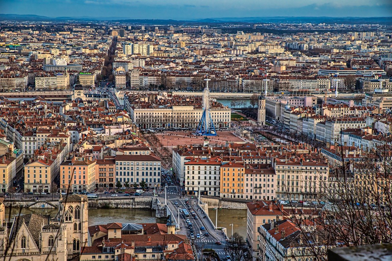découvrez lyon, une ville riche en histoire et en culture. explorez ses ruelles pavées, savourez sa gastronomie renommée et admirez ses paysages entre rhône et saône. que vous soyez passionné d'art, amateur de bonne cuisine ou amateur d'architecture, lyon vous promet une expérience inoubliable.