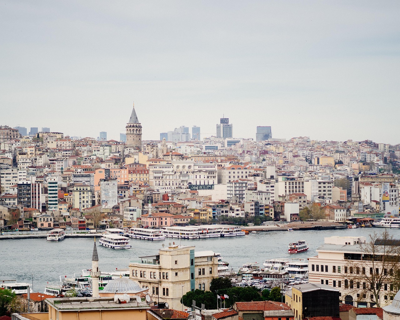 découvrez istanbul, la ville où l'histoire rencontre la modernité, avec ses monuments emblématiques, ses marchés animés et sa culture riche.