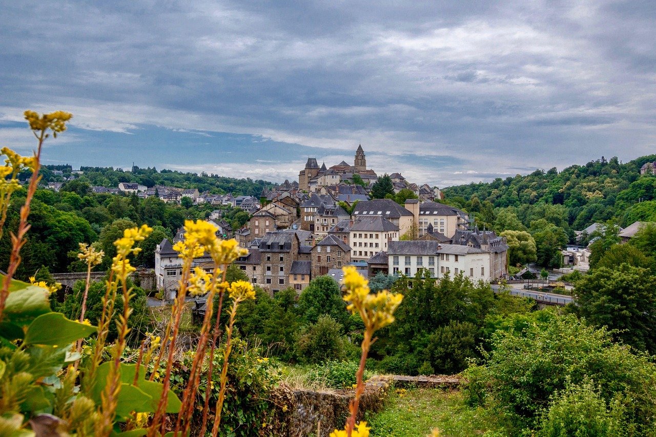 découvrez la corrèze, un département français riche en paysages pittoresques, en patrimoine culturel et en activités de plein air. explorez ses magnifiques villages, ses cascades et ses espaces naturels préservés, parfaits pour les amateurs de randonnée et de tranquillité.