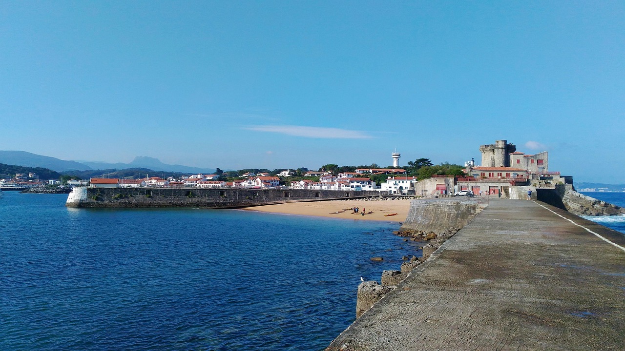 découvrez nos conseils essentiels pour des vacances réussies au pays basque : lieux à visiter, spécialités culinaires, et activités incontournables.