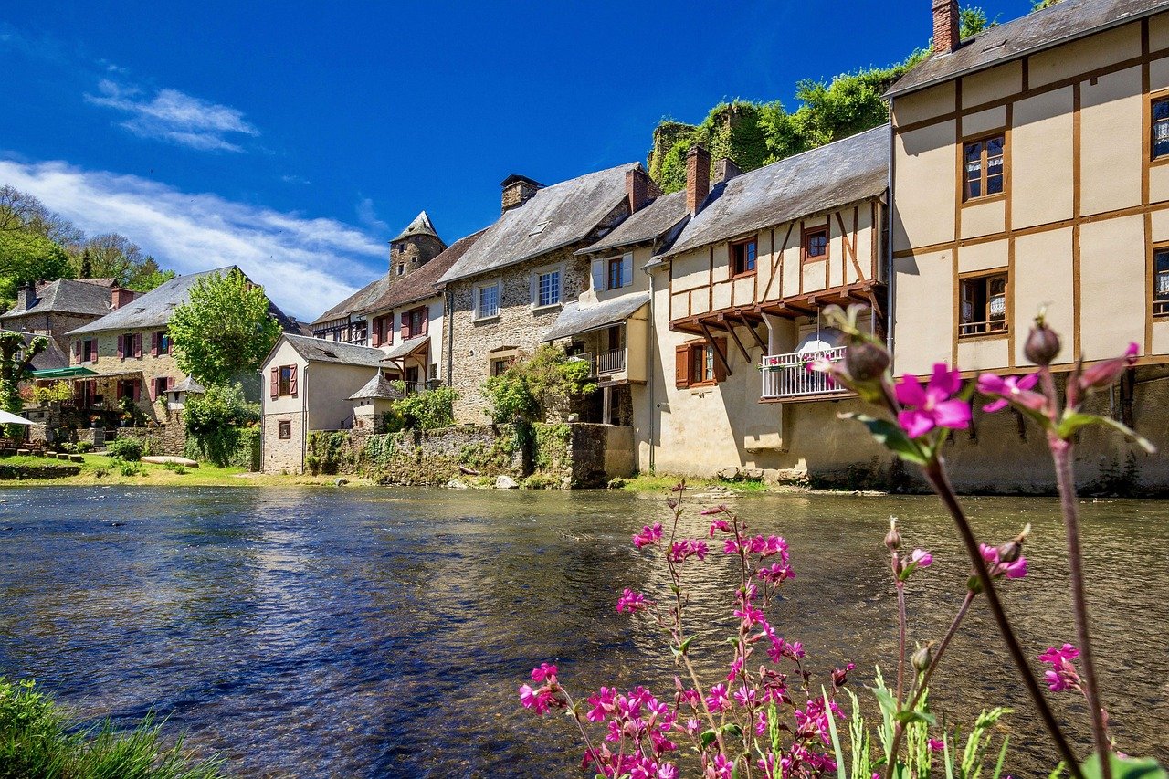 découvrez la corrèze, une région au charme indéniable, où nature et tradition se rencontrent. explorez ses paysages verdoyants, ses villages pittoresques et laissez-vous séduire par ses richesses culturelles et gastronomiques.