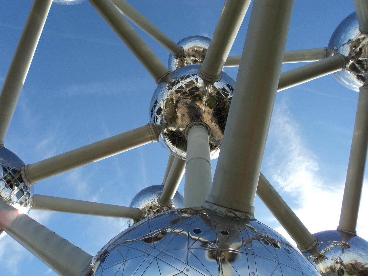 découvrez bruxelles, capitale européenne dynamique, célèbre pour ses monuments historiques, sa gastronomie, ses chocolats exquis et son ambiance cosmopolite. explorez ses musées, ses quartiers vivants et son patrimoine unique.