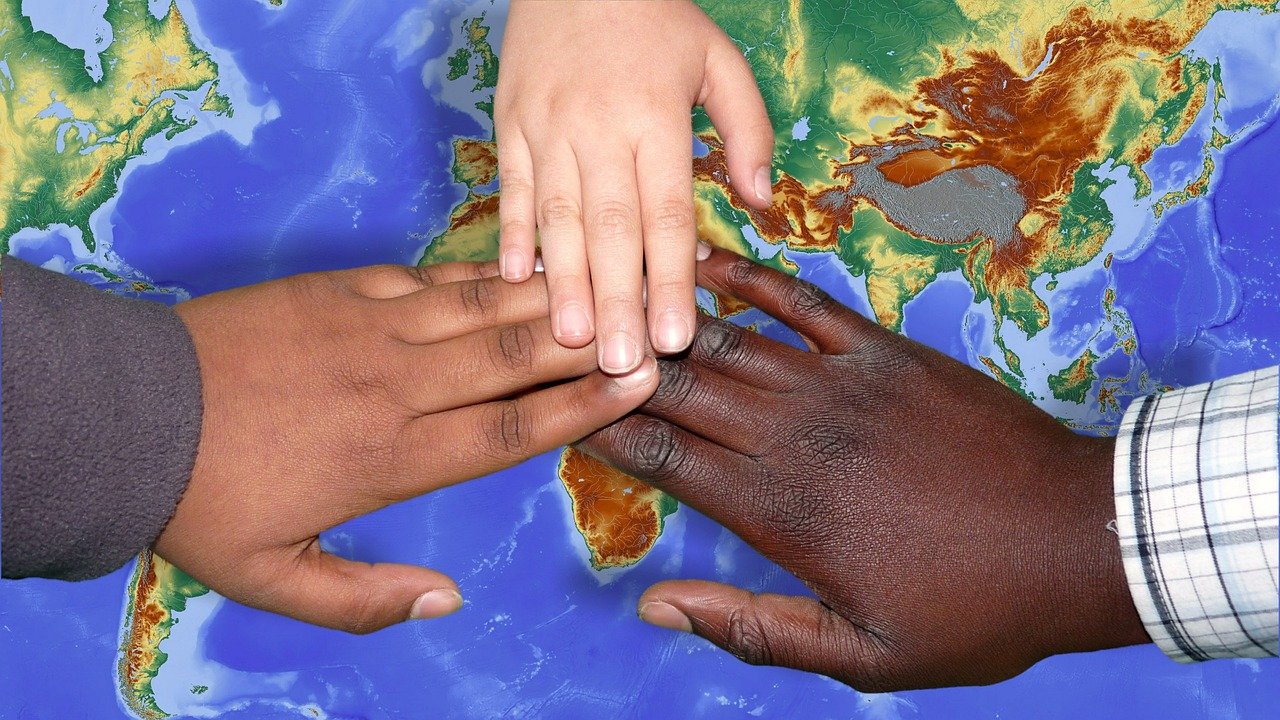 découvrez les richesses du multiculturalisme, un concept qui célèbre la diversité culturelle et favorise l'harmonie entre différentes communautés. explorez comment cette dynamique enrichit nos sociétés modernes et promeut le respect et la compréhension mutuels.