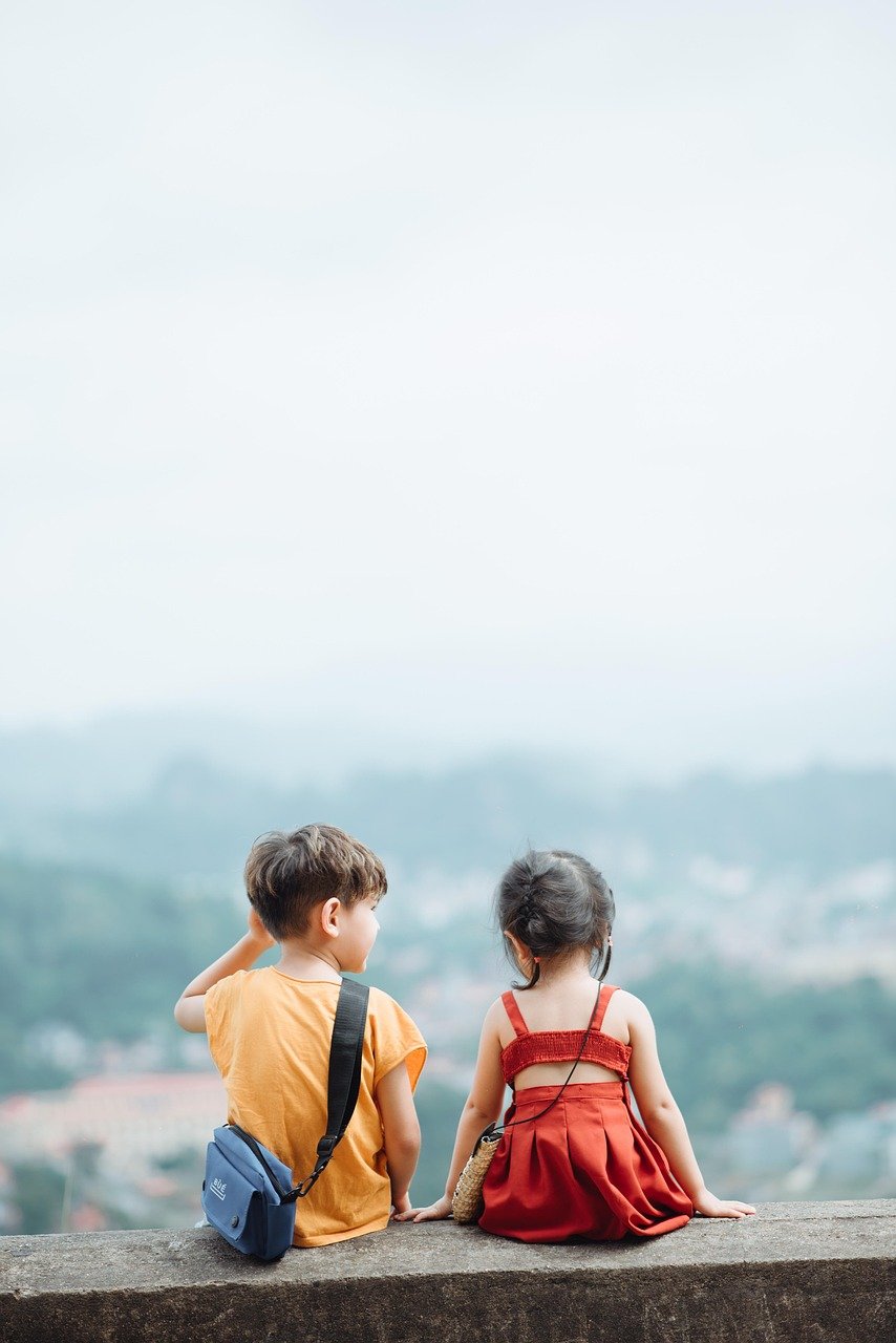 découvrez des conseils pratiques pour voyager en toute sécurité avec des enfants. apprenez à préparer vos déplacements, choisir des destinations adaptées et assurer le confort et la sécurité de vos petits lors de vos aventures en famille.