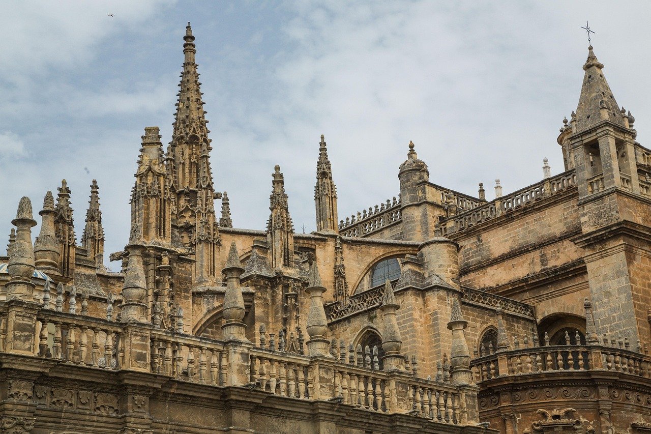 découvrez séville, la capitale andalouse, où l'histoire rencontre la modernité. explorez ses ruelles pittoresques, ses palais majestueux et savourez la gastronomie locale tout en profitant d'une ambiance festive unique.