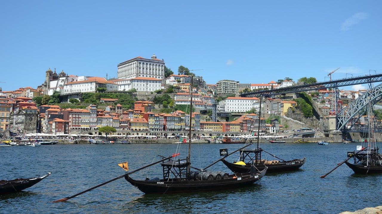 découvrez porto, la charmante ville portugaise réputée pour ses rives pittoresques, ses vins renommés et son riche patrimoine historique. explorez ses ruelles pavées, profitez de la gastronomie locale et admirez l'architecture époustouflante de cette destination incontournable.