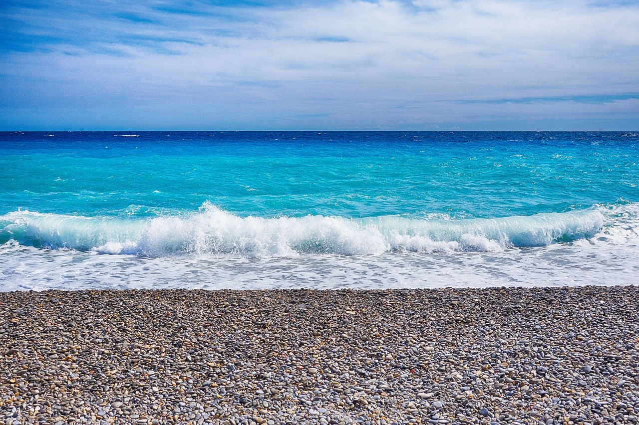 découvrez nice, joyau de la côte d'azur, avec ses plages magnifiques, son climat méditerranéen, et son riche patrimoine culturel. parfait pour des vacances inoubliables.