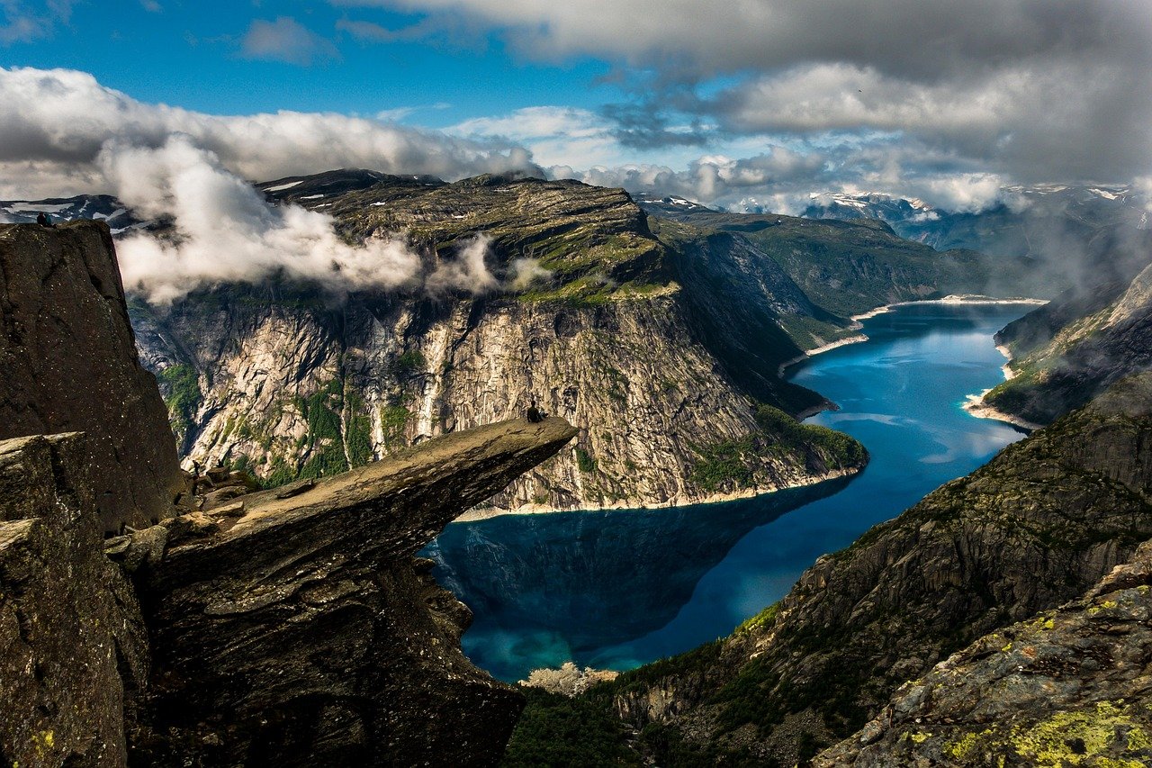 découvrez la beauté sauvage de la norvège, un pays de fjords majestueux, de montagnes spectaculaires et de paysages à couper le souffle. explorez ses villes vibrantes, sa culture riche et ses aventures en plein air inoubliables.
