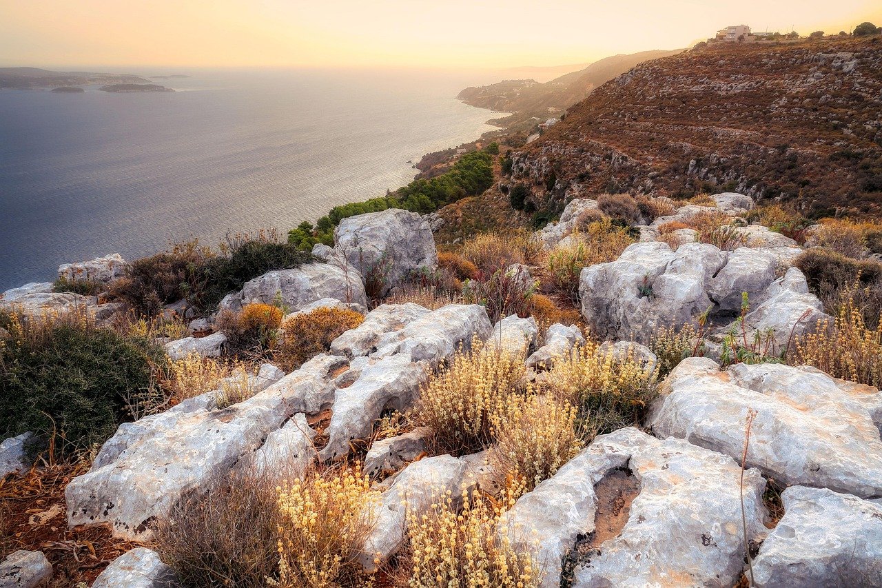 découvrez la beauté de la crète, une île ensoleillée en grèce, riche en histoire, culture, plages idylliques et gastronomie savoureuse. explorez ses paysages spectaculaires et ses sites archéologiques emblématiques.