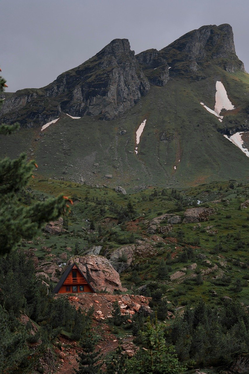découvrez le kosovo, un pays aux paysages enchanteurs, riche en histoire et en culture, où se mêlent traditions balkaniques et influences modernes. explorez ses villes vibrantes, ses sites historiques et la beauté naturelle de ses montagnes.