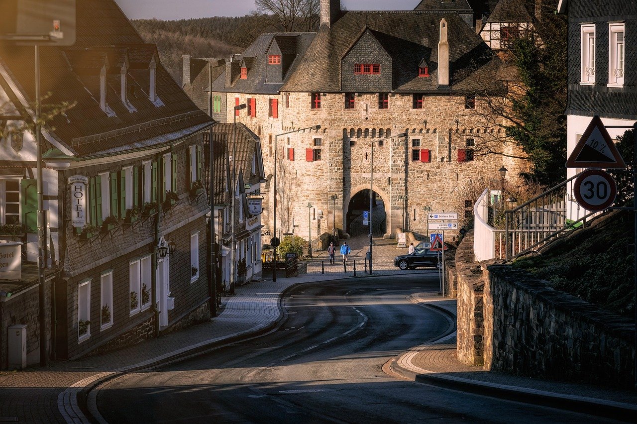 découvrez des villages historiques fascinants où le temps semble s'être arrêté. plongez dans la richesse du patrimoine culturel, admirez l'architecture ancienne et vivez des expériences authentiques qui vous ramènent à des époques révolues.