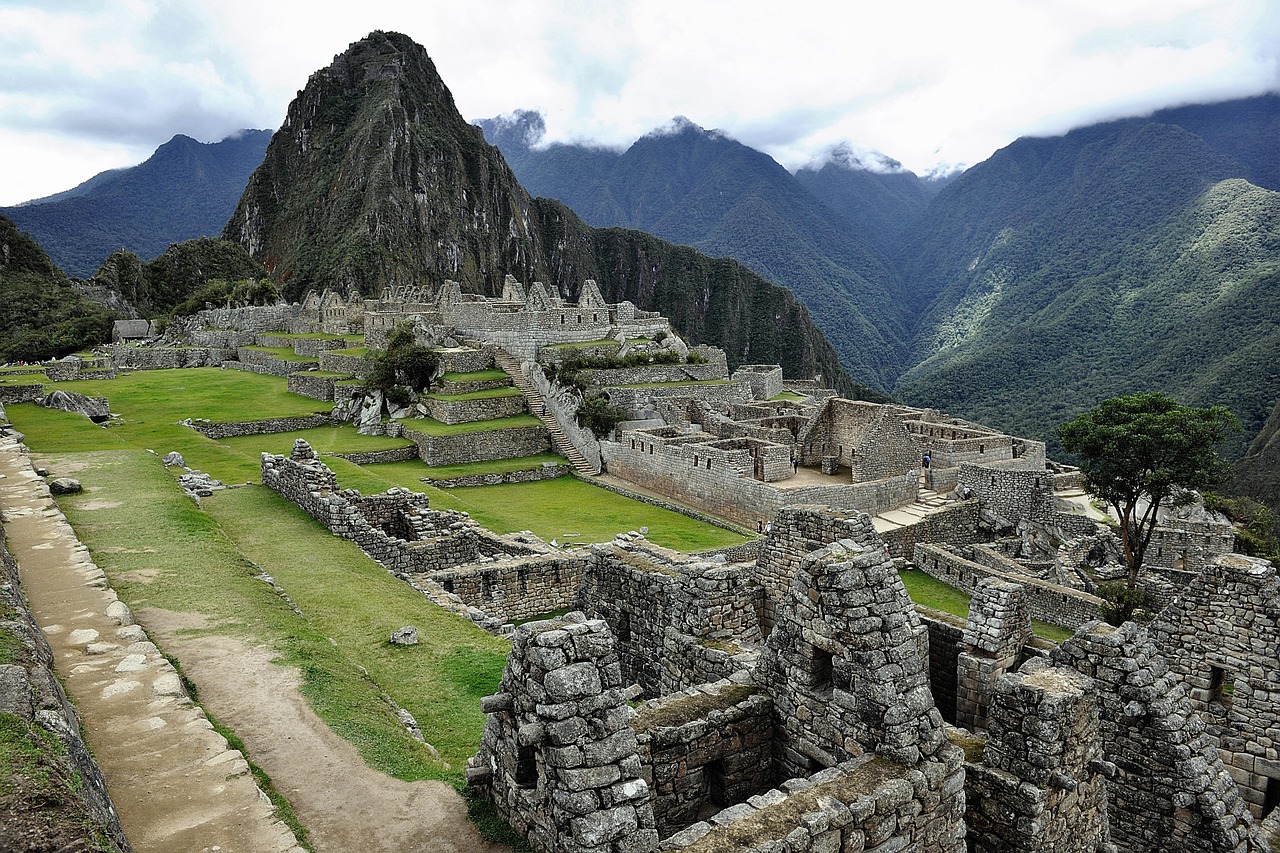 découvrez le pérou : ses paysages fascinants, sa culture millénaire, la richesse de sa gastronomie et les merveilles incontournables comme le machu picchu ou cusco. voyagez au cœur de l’amérique du sud !