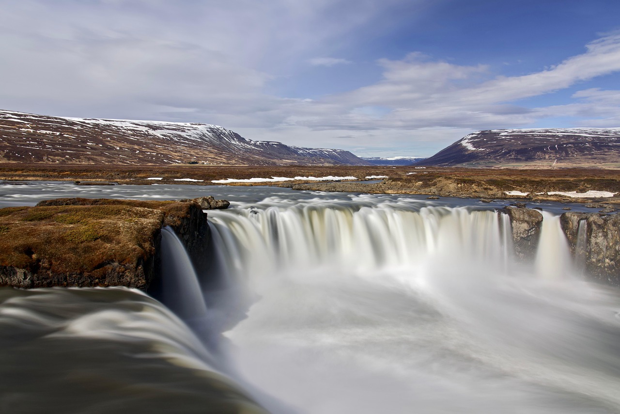 découvrez l'islande, terre de paysages époustouflants, volcans actifs, geysers impressionnants et aurores boréales magiques. partez à l'aventure au cœur de la nature sauvage nordique.