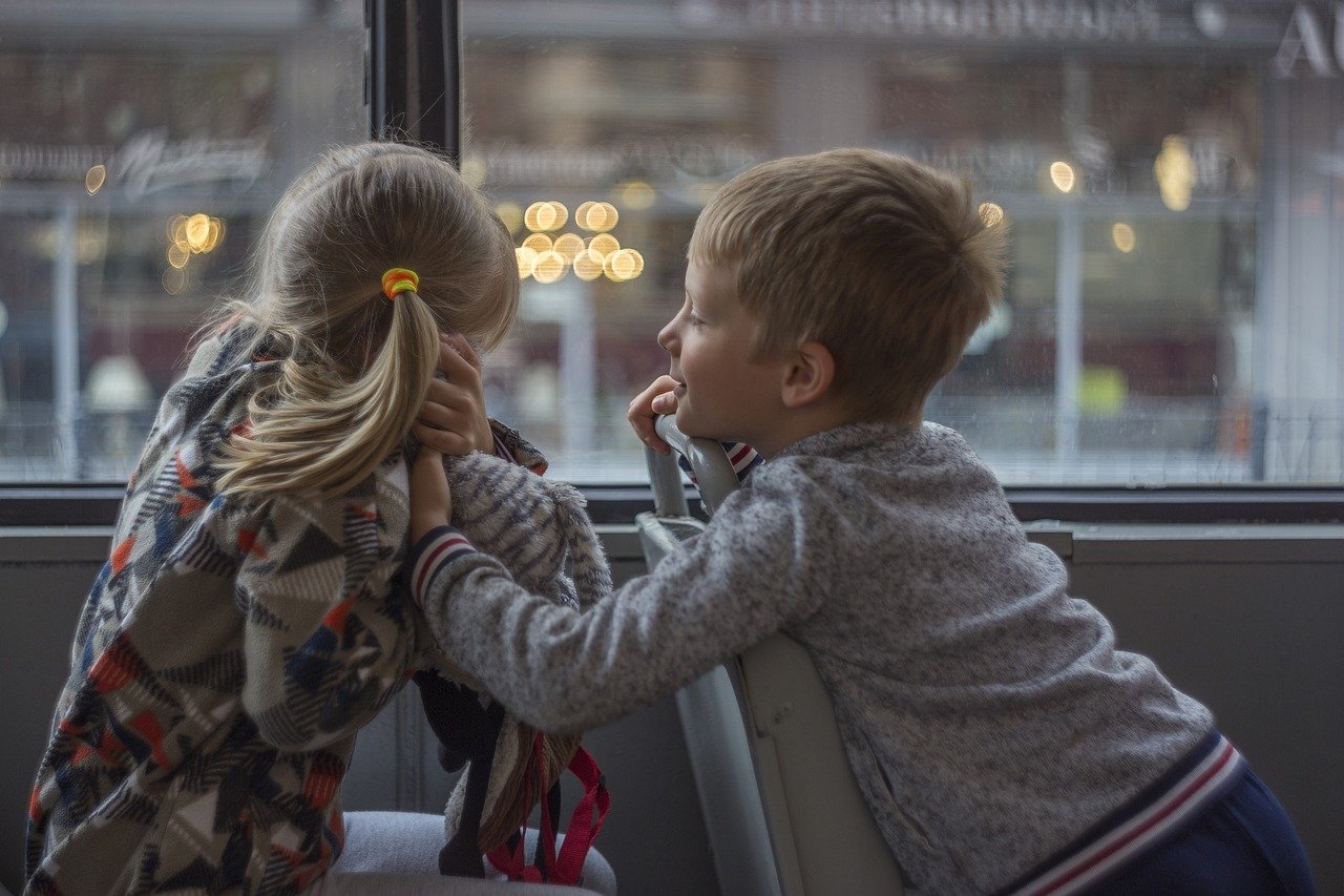 découvrez des conseils pratiques et des astuces pour voyager en toute sécurité avec vos enfants. assurez-vous que chaque moment en famille soit agréable et serein grâce à notre guide sur le transport, l'hébergement et les activités adaptées aux jeunes voyageurs.