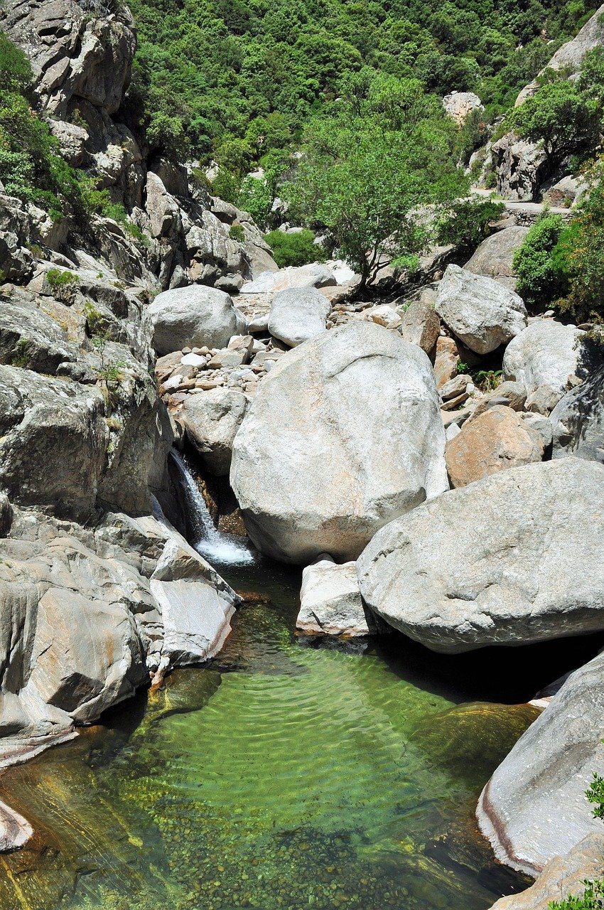 découvrez le canyoning, une aventure palpitante en pleine nature ! partez à la conquête des rivières et des gorges, entre sauts, toboggans et randonnées aquatiques. vivez des sensations fortes et connectez-vous avec l'environnement au cours de cette activité ludique et sportive.