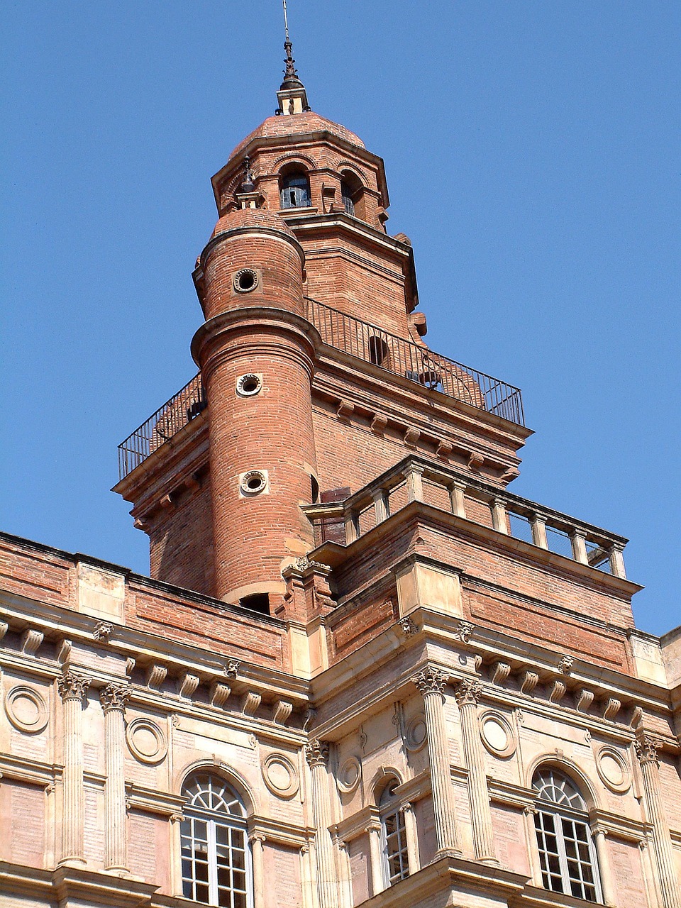 découvrez toulouse, la ville rose du sud-ouest de la france, célèbre pour son patrimoine historique, sa gastronomie, et son dynamisme culturel. explorez ses ruelles animées, ses monuments emblématiques et profitez d'une ambiance chaleureuse au cœur de l'occitanie.