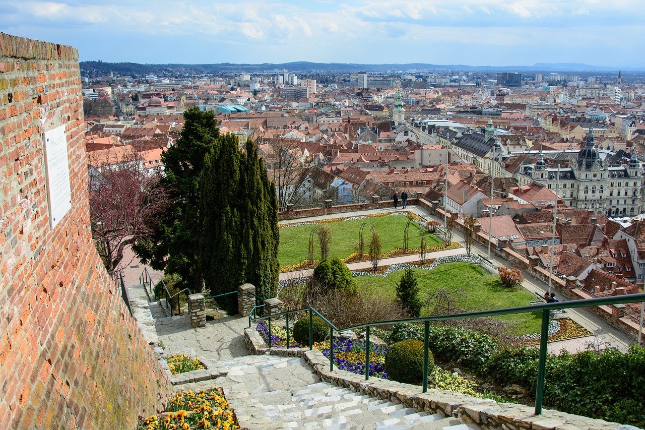 découvrez graz, une ville autrichienne alliant histoire et modernité. explorez ses charmants quartiers, ses musées fascinants et sa gastronomie locale dans une atmosphère vivante et accueillante.