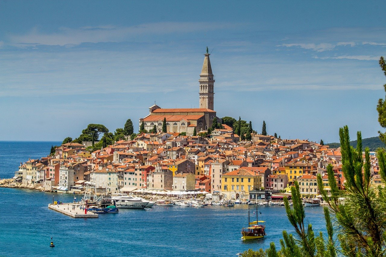 découvrez la beauté de l'istrie, une région pittoresque de croatie célèbre pour ses paysages côtiers, ses villages médiévaux et sa riche culture. explorez ses plages ensoleillées, ses collines verdoyantes et savourez une cuisine locale délicieuse.