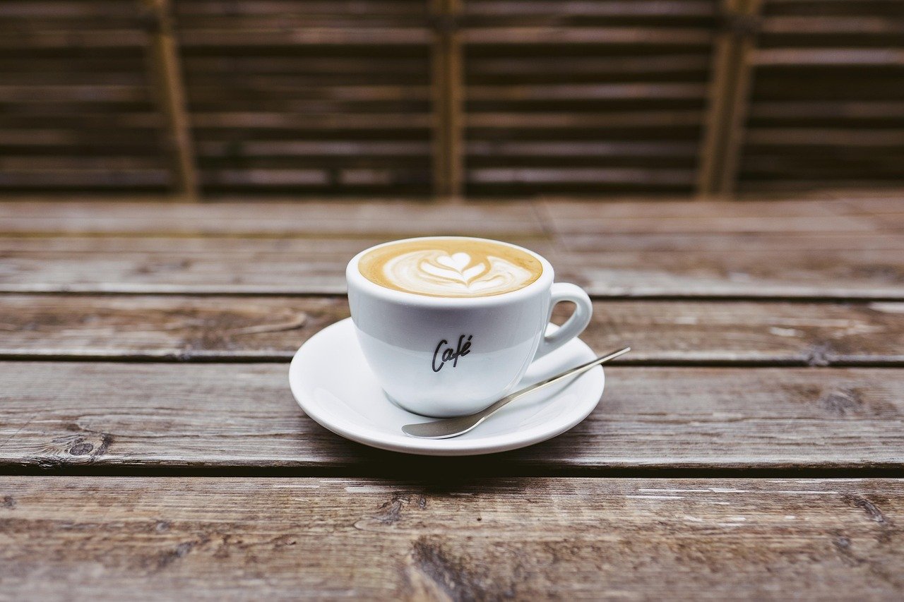 découvrez l'univers du café : ses origines, ses variétés, et des astuces pour préparer la tasse parfaite. plongez dans l'art de savourer chaque gorgée et explorez les bienfaits de cette boisson incontournable.