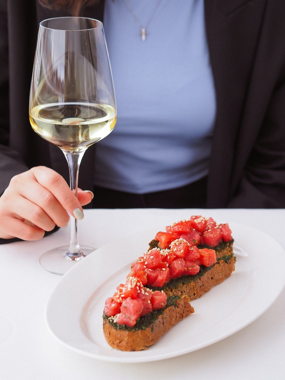 découvrez l'art de la dégustation avec nos conseils et astuces pour profiter pleinement des saveurs et arômes. que ce soit pour le vin, le chocolat ou d'autres délices, apprenez à affiner vos sens et à apprécier chaque instant.