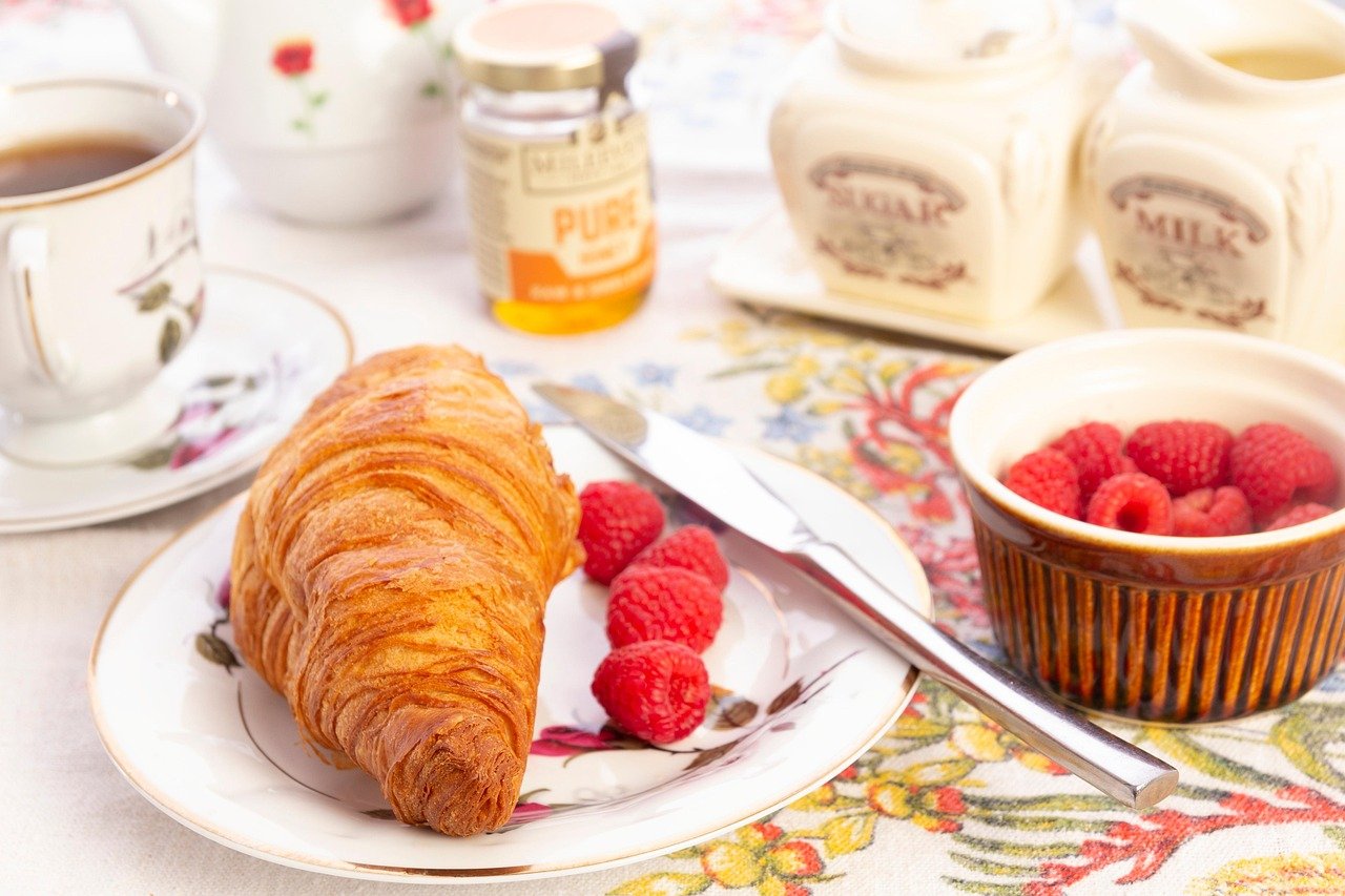 découvrez nos hébergements avec petit-déjeuner inclus, parfaits pour bien commencer la journée. profitez d'un confort optimal et d'une délicieuse sélection de mets pour un séjour mémorable.