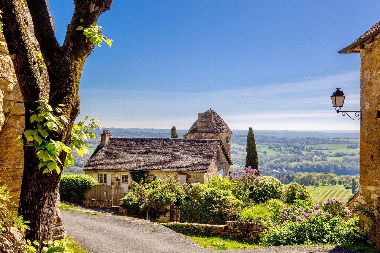 découvrez la corrèze, un département français enchanteur situé au cœur du limousin, offrant des paysages pittoresques, une nature préservée, des villages typiques et un riche patrimoine culturel. partez à l'aventure et explorez ses rivières, ses forêts et ses châteaux, tout en savourant une gastronomie locale authentique.