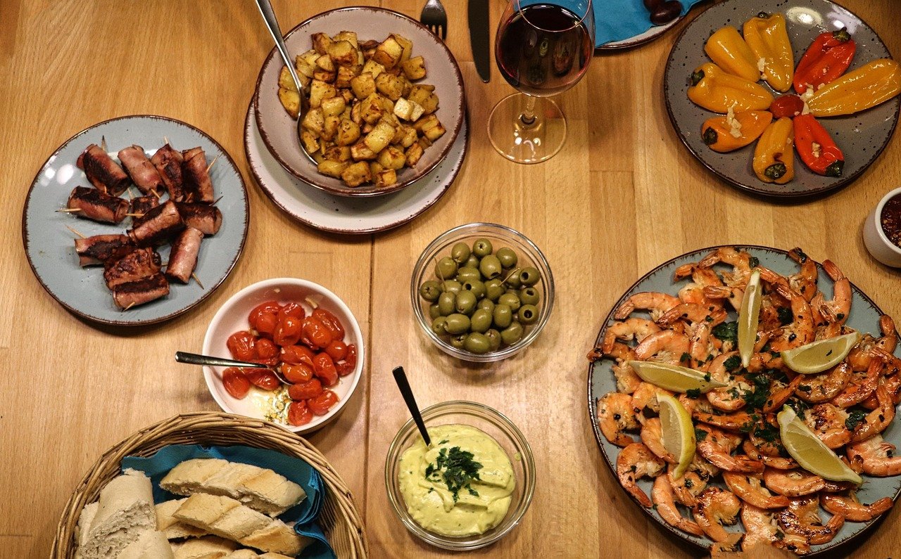 découvrez l'univers savoureux des tapas, ces petites bouchées espagnoles pleines de goût. parfaites pour partager entre amis, explorez des recettes variées et apprenez à créer une ambiance conviviale autour de ces délices. envie de nouveauté ? plongez dans le monde des tapas et égayez vos apéros !