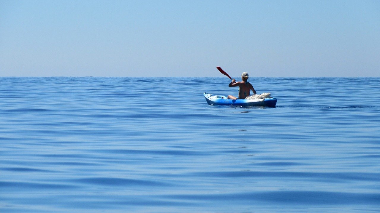 découvrez le monde passionnant du kayak, une activité aquatique qui allie aventure, exploration et détente. que vous soyez débutant ou expert, nos conseils et astuces vous aideront à profiter pleinement de vos sorties en kayak. explorez les plus beaux itinéraires, apprenez les techniques de navigation et plongez dans la nature !