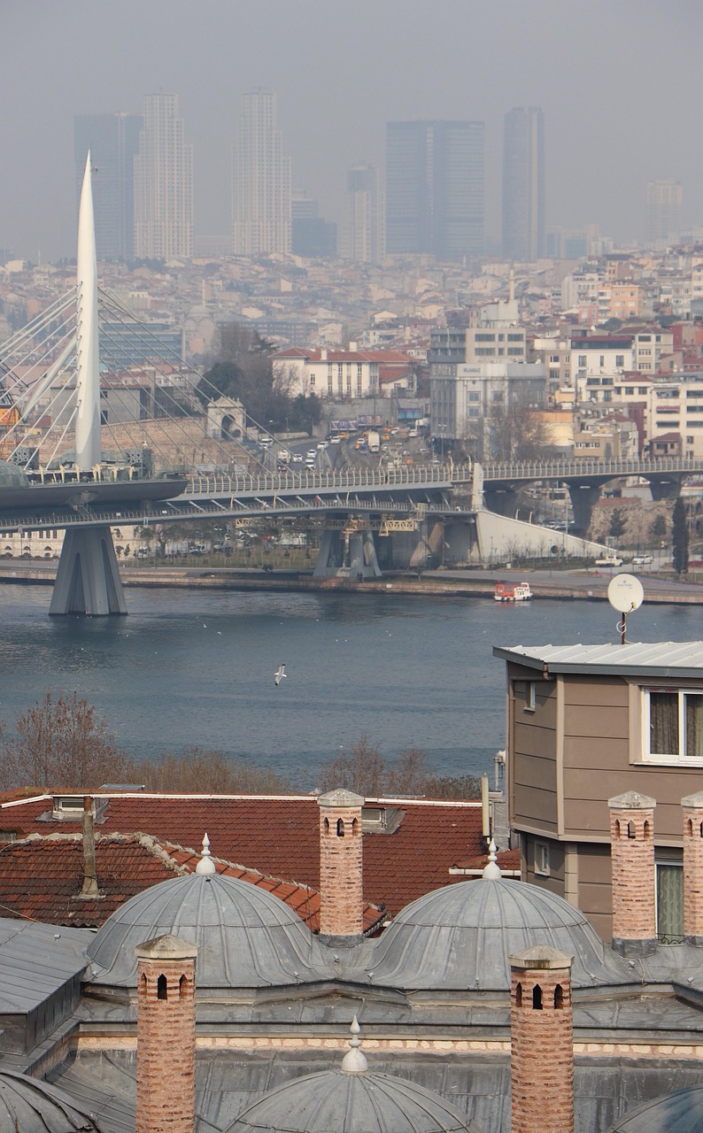découvrez tout ce qu'il faut savoir sur le métro d'istanbul : lignes, horaires, tarifs, conseils pratiques et astuces pour se déplacer facilement dans la ville.