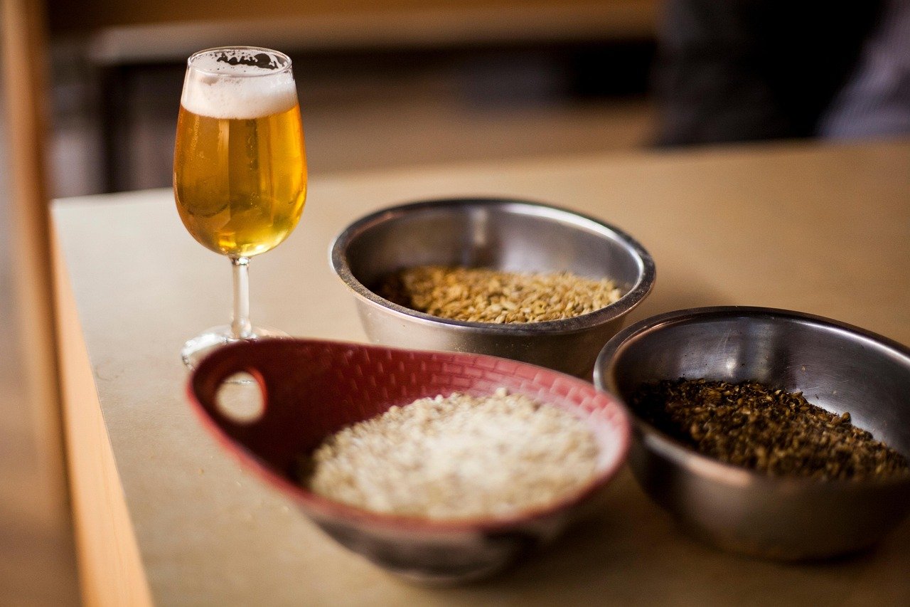 découvrez l'univers fascinant de la bière artisanale ! plongez dans une sélection de bières uniques et savoureuses, brassées avec passion par des artisans créatifs. explorez une variété de saveurs et d'arômes, parfaites pour les amateurs de bière en quête de nouvelles expériences gustatives.