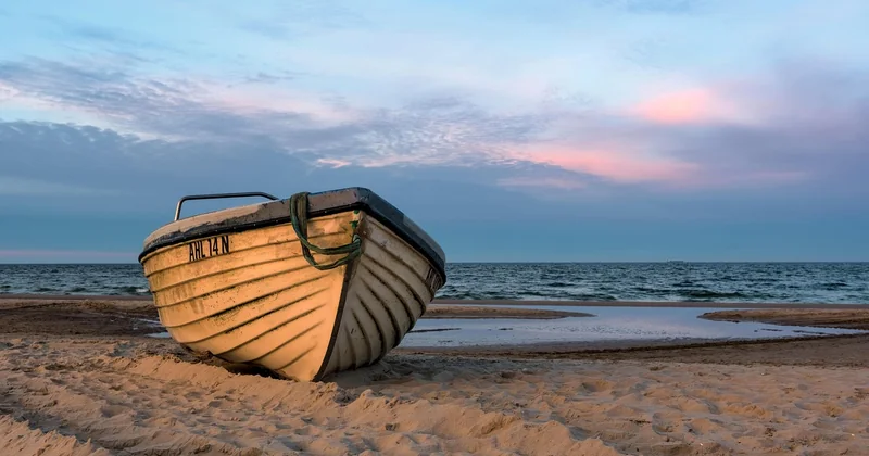 Y aller en bateau : l'option la plus simple, curieusement