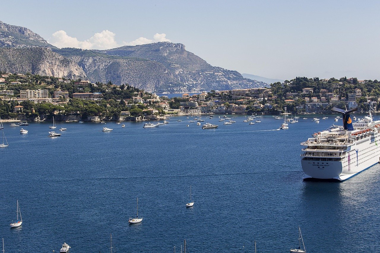 Découvrir la Côte d’Azur en voiture : itinéraires et astuces utiles