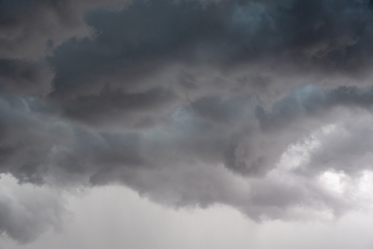Comment anticiper les aléas météo lors de vos voyages