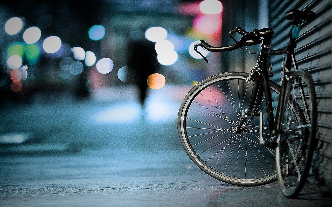 Cara Véloop : un voyage à travers l’Europe à vélo avec une caravane miniature