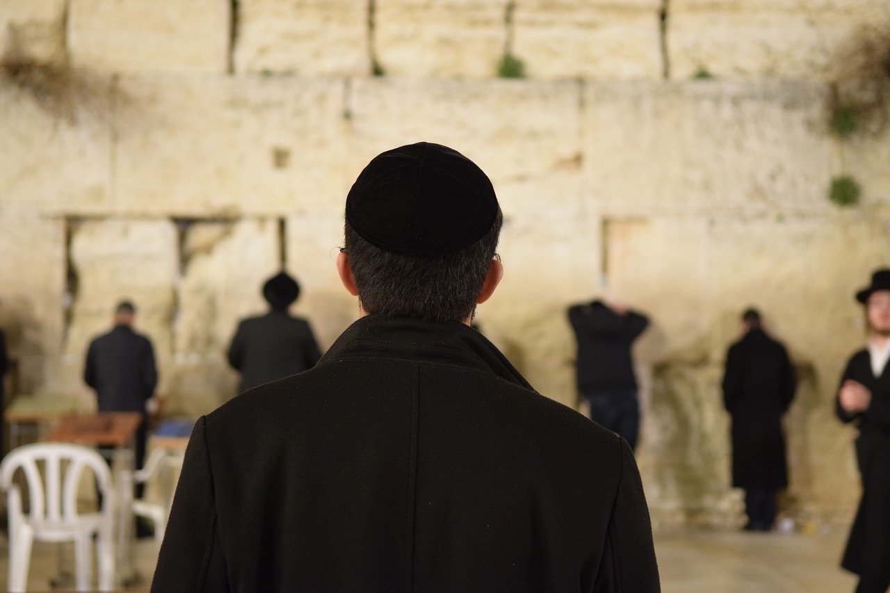 Guide pratique pour offrir un accueil chaleureux aux visiteurs juifs