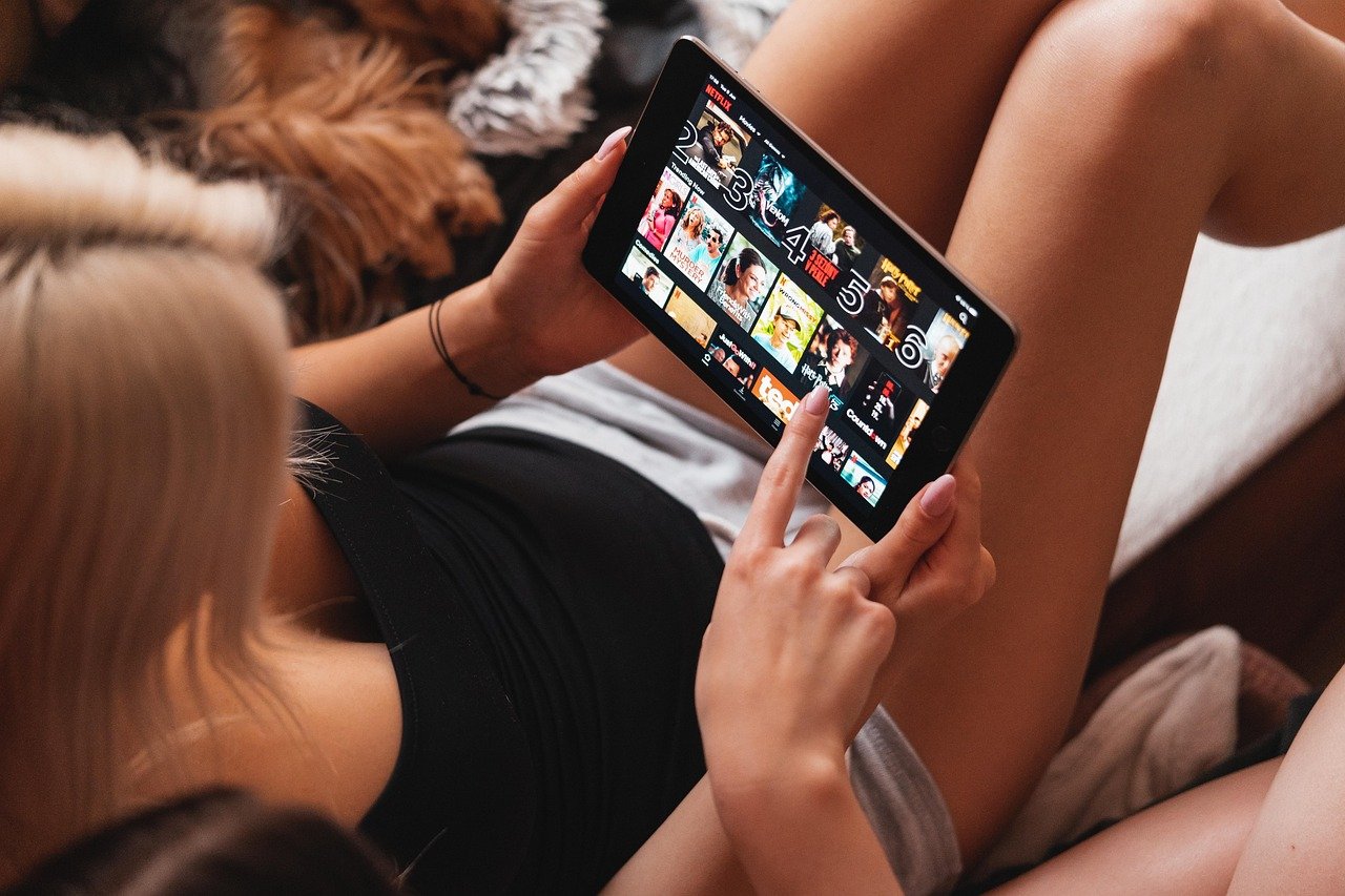 Offline Love : découvrez la série Netflix qui vous fera rêver d’amour sur la Côte d’Azur