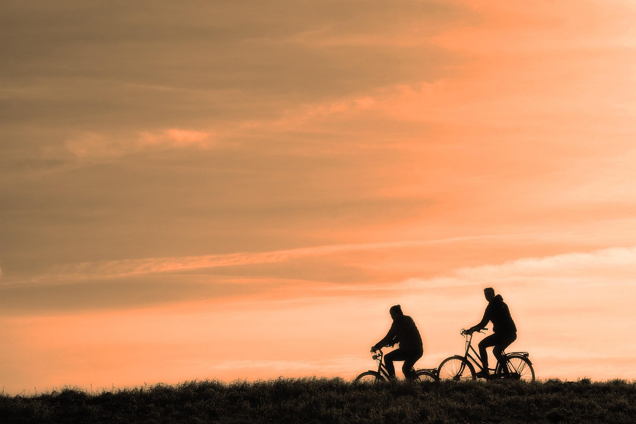 À vélo à travers des milliers de kilomètres, sans jamais prendre l’avion : le pari audacieux d’un couple passionné de voyages