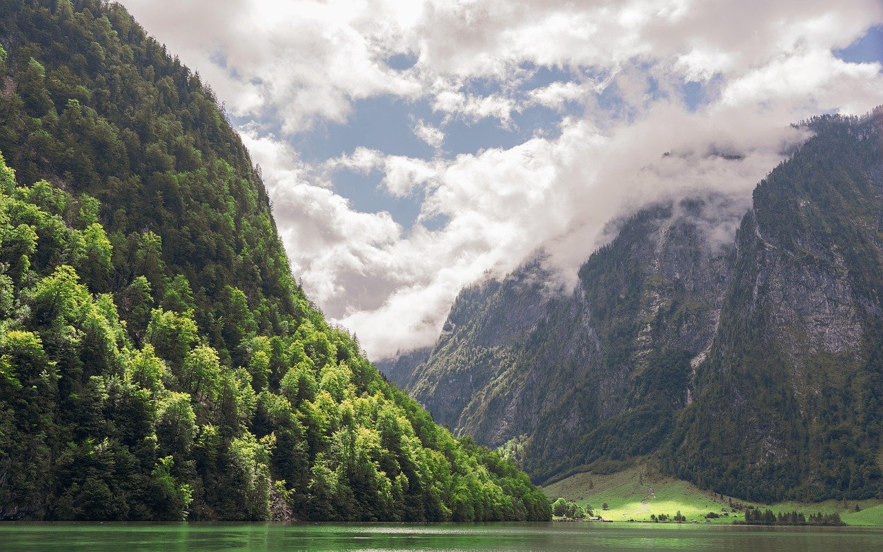 découverte des paysages uniques entre mer et montagne