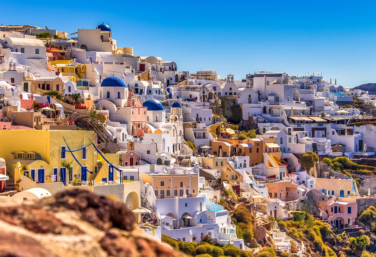 Au-delà de Santorin : découvrez ce joyau caché de Grèce où la mer embrasse la montagne dans un spectacle époustouflant