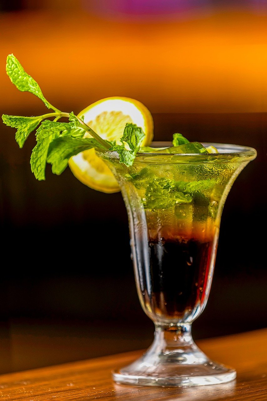 Les cocktails emblématiques à découvrir en voyage