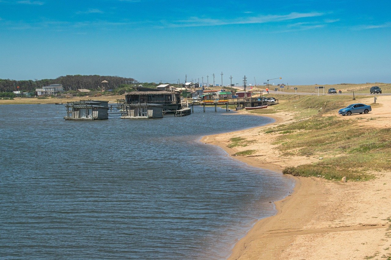 le village flottant de Pressac présente ses nouveaux hébergements suspendus entre ciel et eau