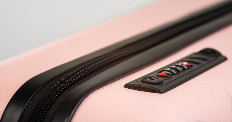 Valise rose : 12 modeles tendance qui font craquer cet ete