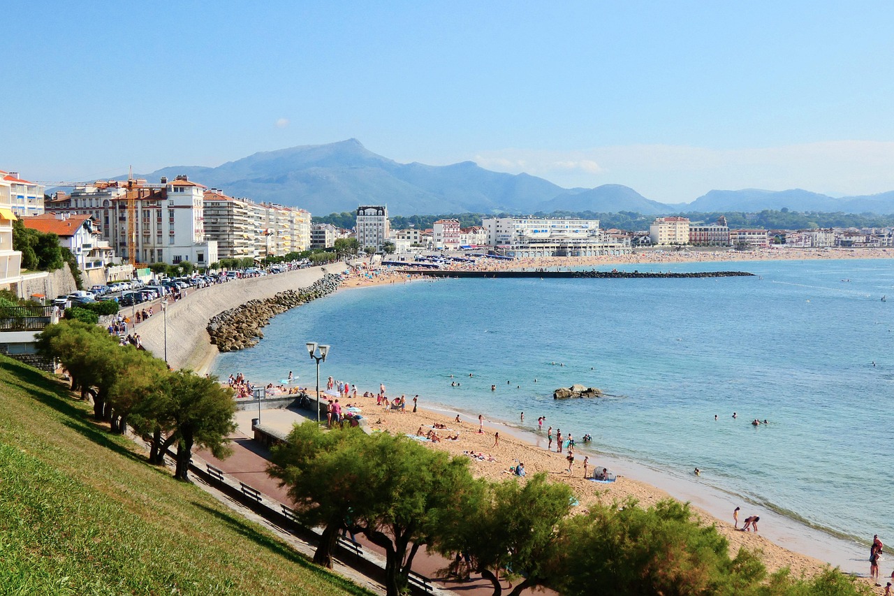 Découvrez 22 astuces incontournables pour réussir vos vacances au Pays Basque à l’été 2025