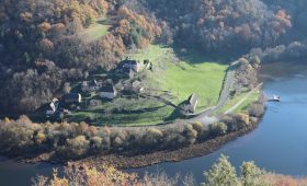 Ferme au bord de la rivière