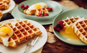 découvrez l'art du brunch avec nos recettes délicieuses et inspirations variées. que ce soit pour un repas entre amis ou un moment de détente en famille, nos brunches allient saveurs sucrées et salées pour égayer vos matinées !