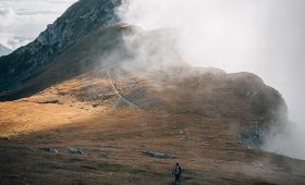 découvrez des hébergements uniques et immersifs pour vos aventures en pleine nature. que ce soit dans des cabanes perchées, des tentes luxueuses ou des refuges de montagne, trouvez l'évasion parfaite pour des souvenirs inoubliables. réservez votre séjour d'aventure dès aujourd'hui!